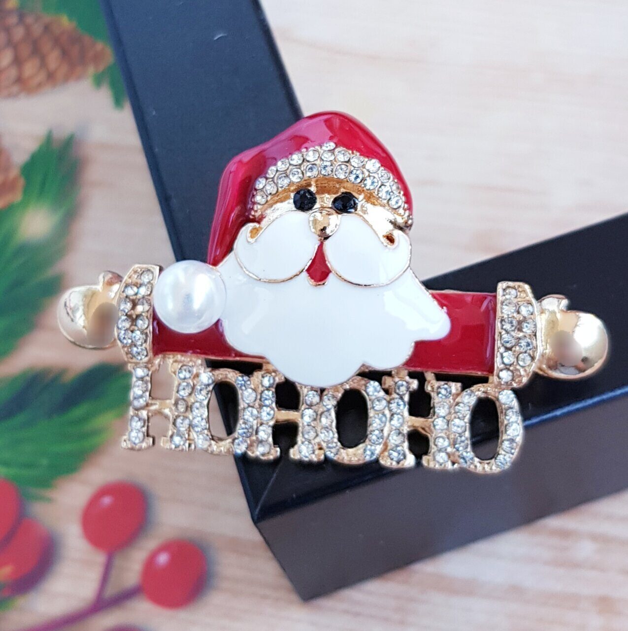 Брошь дед мороз. Брошь дед мороз из бисера и камней. Брошка дед мороз. Брошь дед мороз. Деревянные броши новый год.