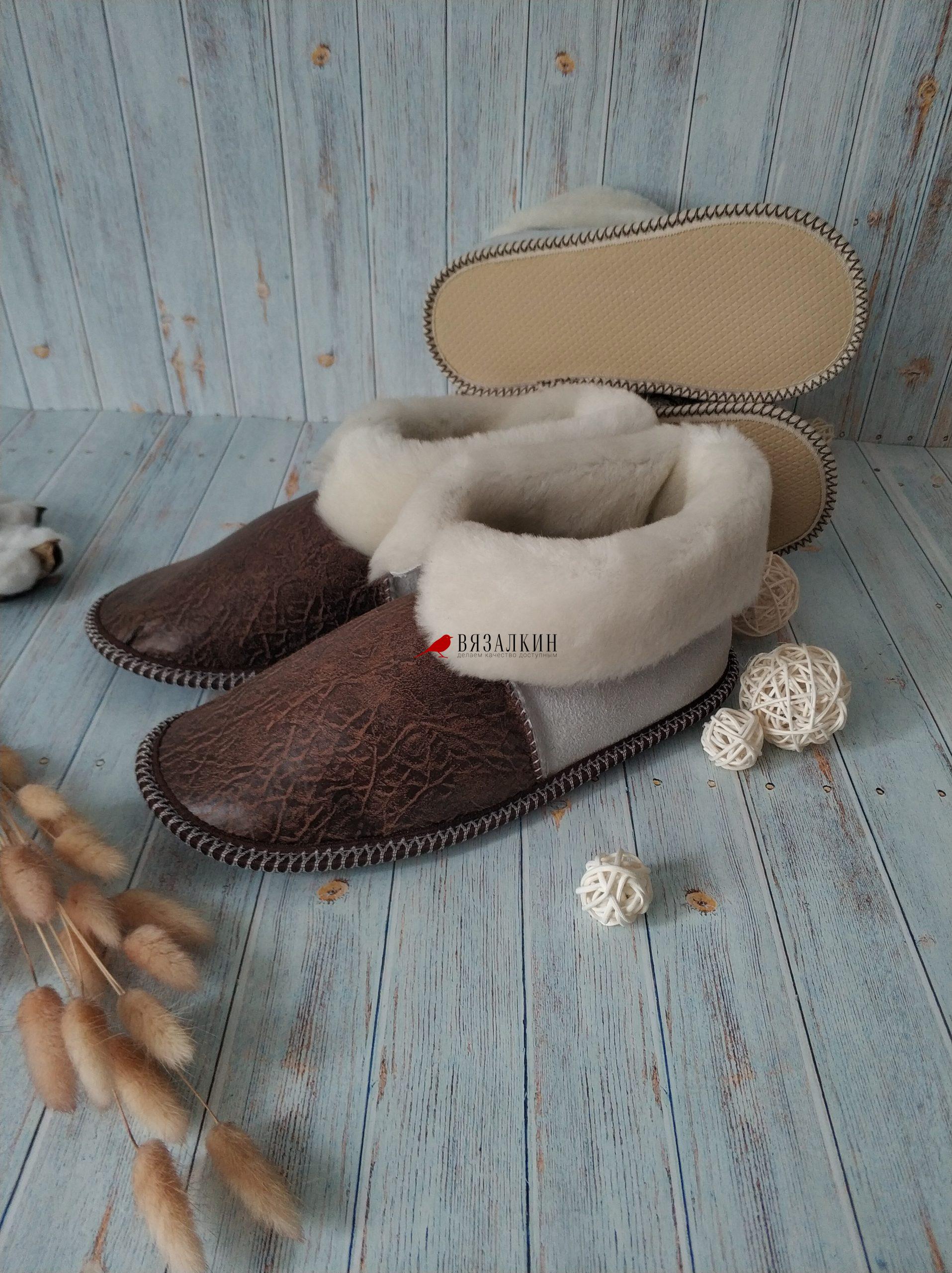 Чуни на прималофте. Натуральные чуни из овчины. Тапочки из овчины эмми. Натуральные чуни из овчины. Чуни из овчины высокие.