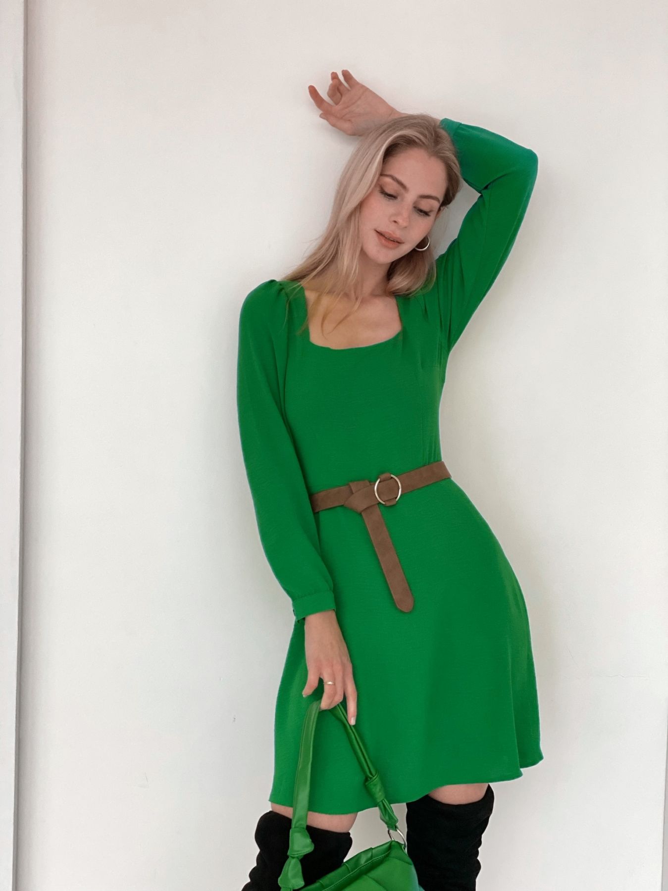 5066 Платье с вырезом каре зелёное