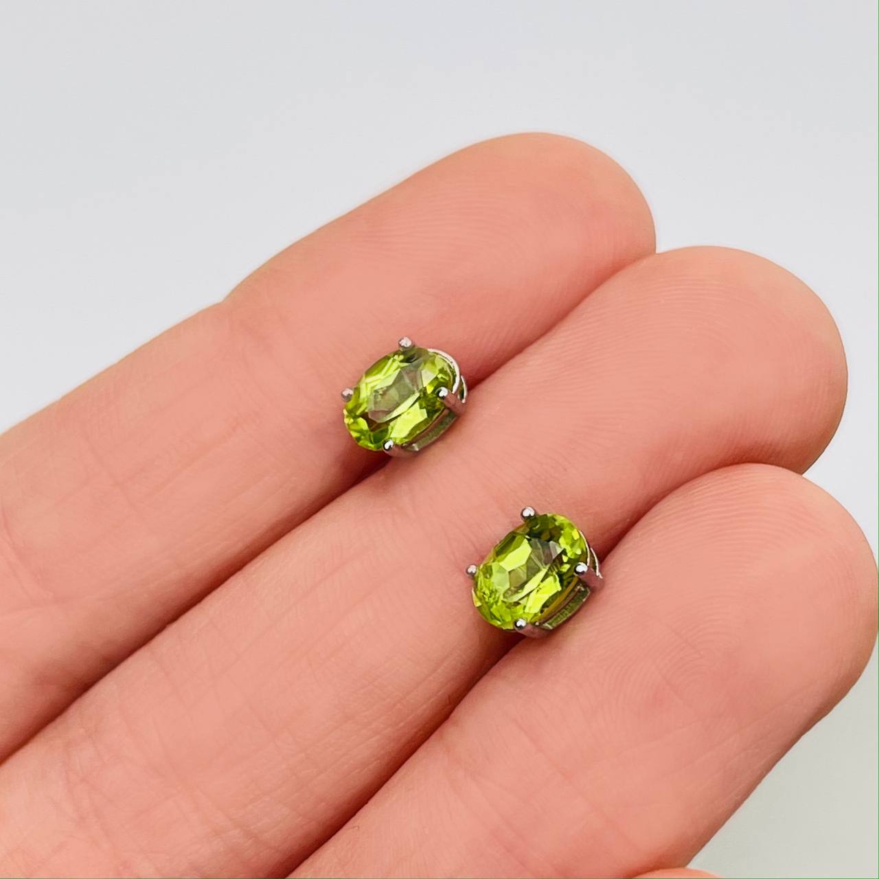 Радуга Самоцветов Серьги-пусеты из Хризолита