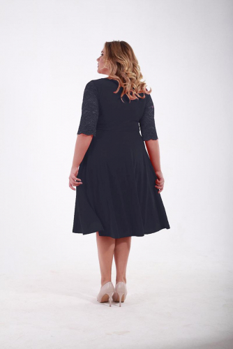 Платье коктельное с кружевной кокеткой черного цвета