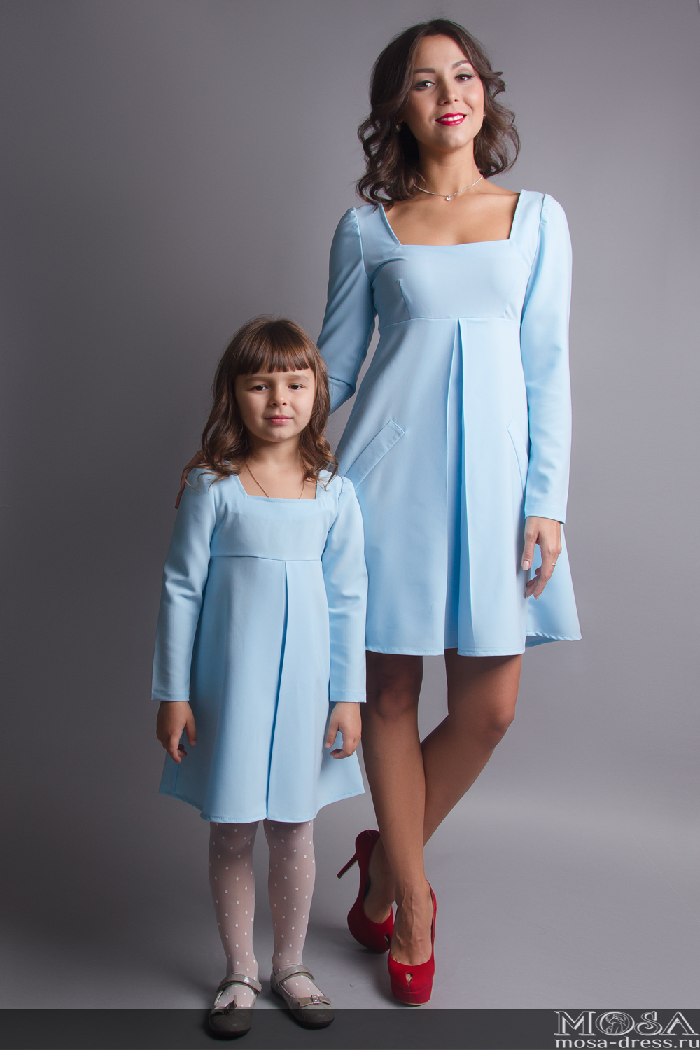 Детские платья мамы. Платья для Фэмили Фэмили лук. Мама и дочка с платьем. Платье мама и дочка одинаковые. Мама в платье с детьми.