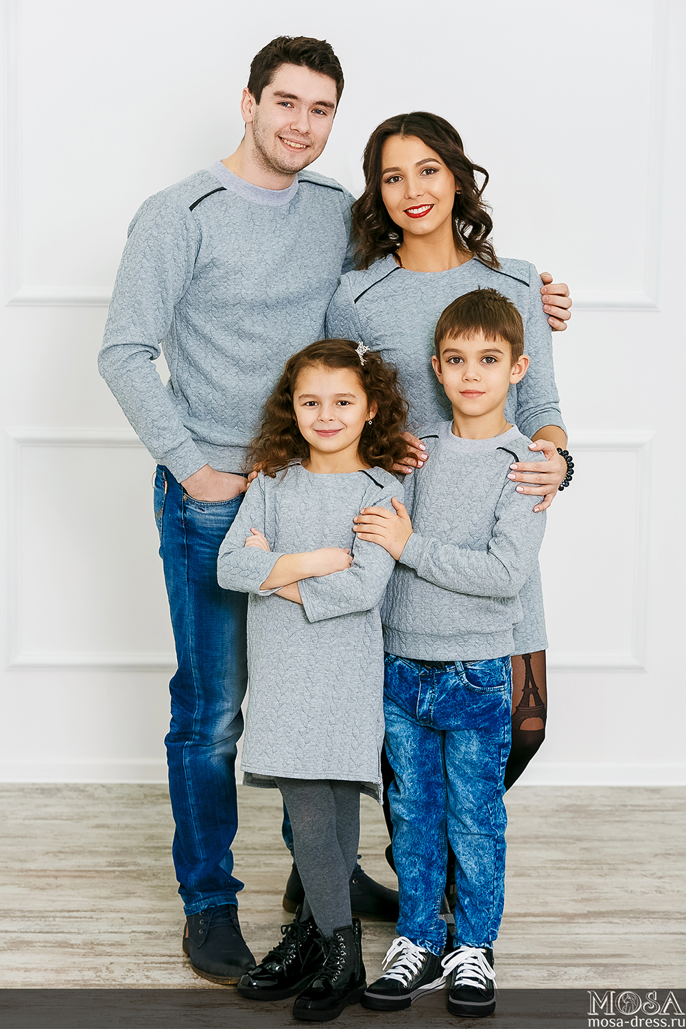 Family models. Папа и сын Фэмили Фэмили лук. Одежда для всей семьи. Семья одежда. Модная одежда для всей семьи.