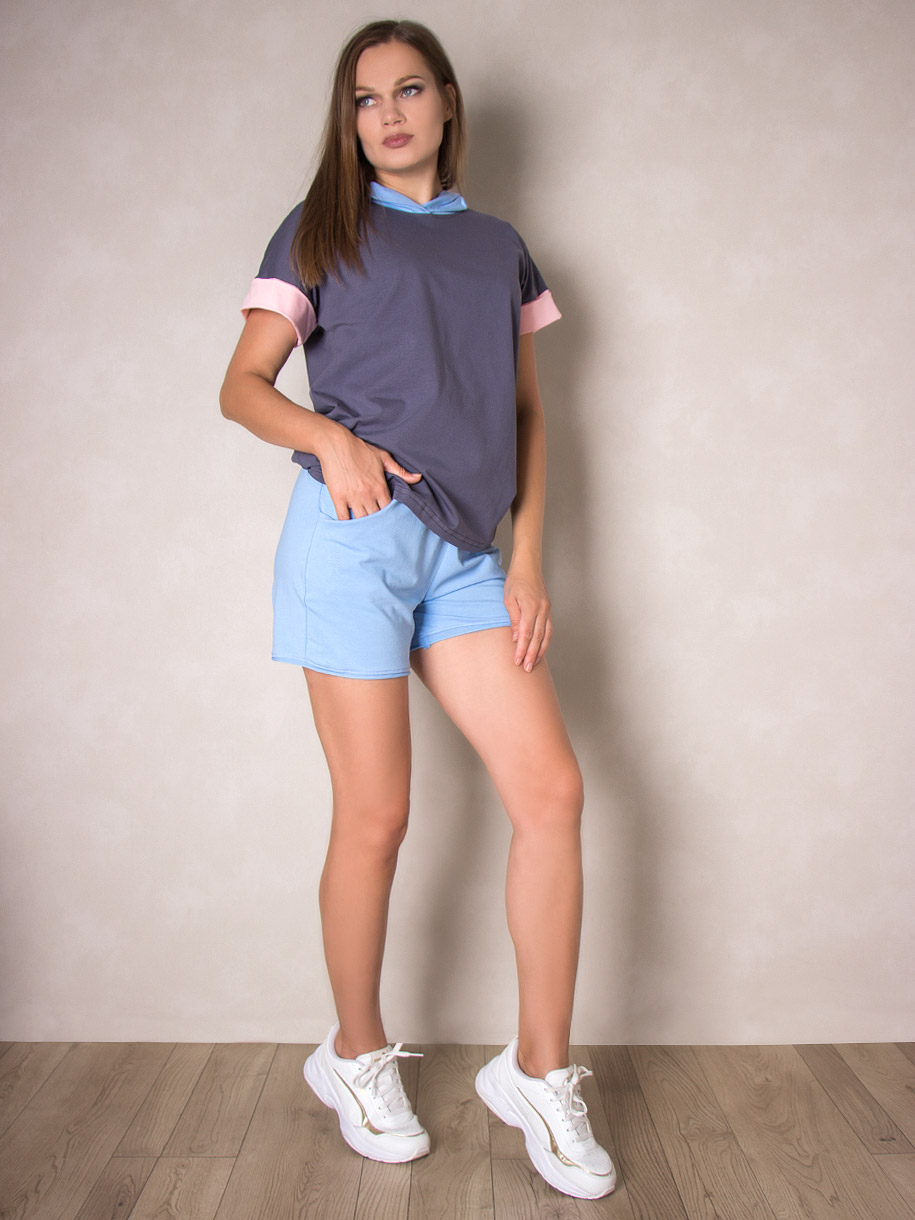 Костюм женский: футболка с капюшоном, принт LARETTO + шорты, серый