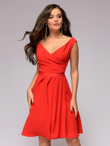 Платье красное длины мини с запахом на юбке