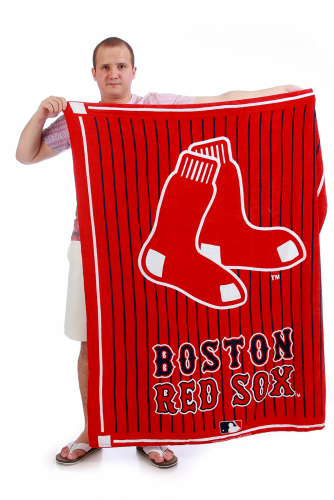 Спортивное красное полотенце с логотипом Boston Red Sox. Комфортно и вытираться, и на солнышке поваляться №18
