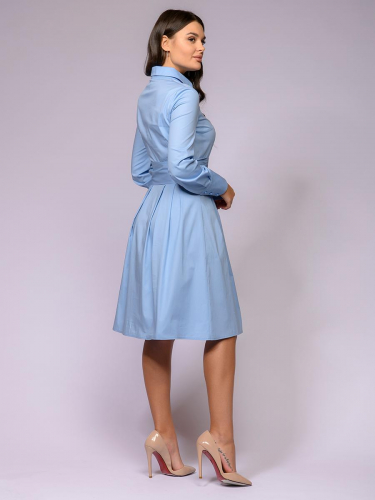 Платье голубое длины миди с отложным воротником и поясом