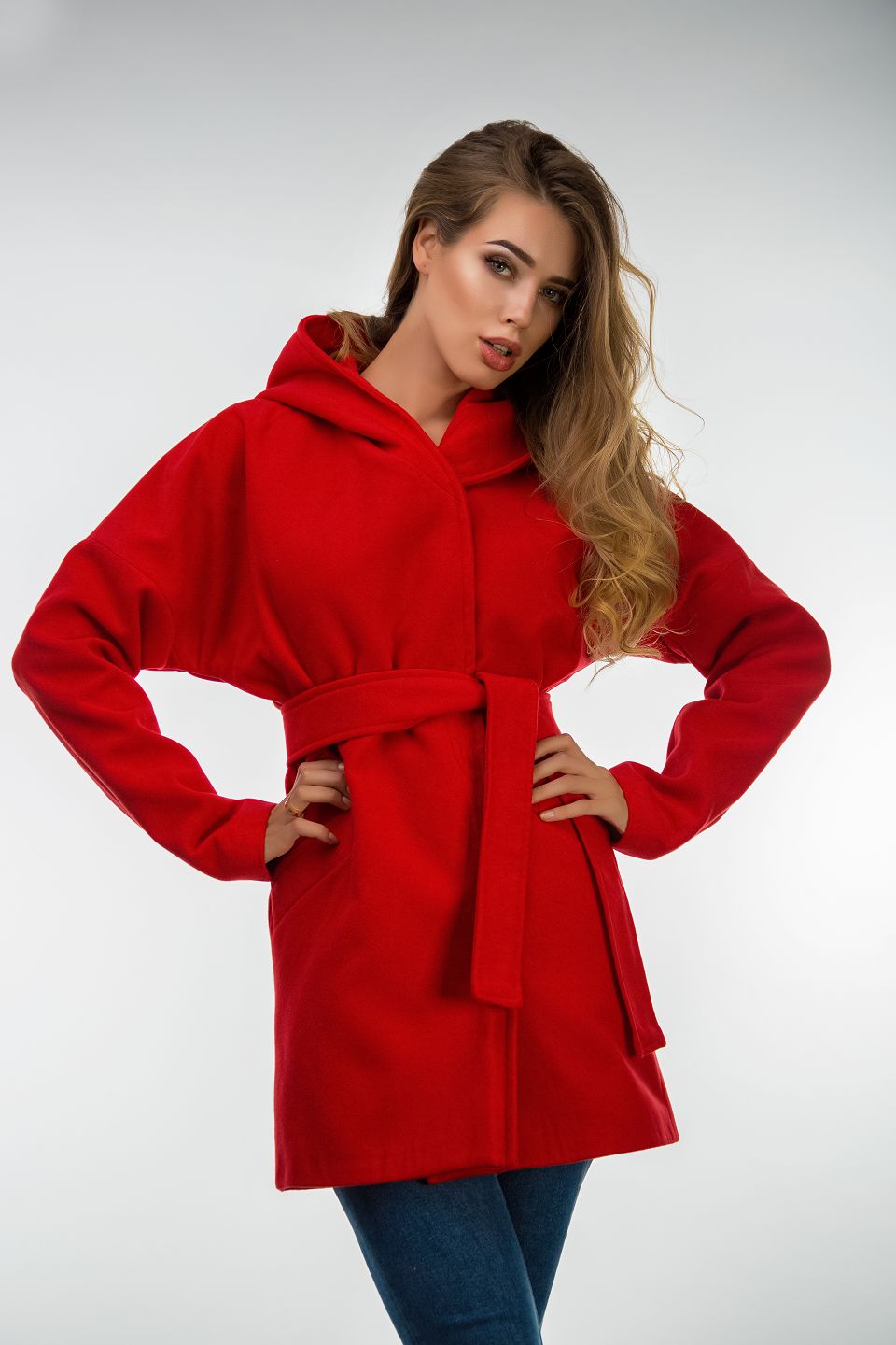 Короткое красное пальто