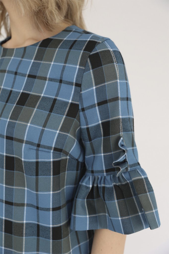 Платье прямое с воланами на рукавах