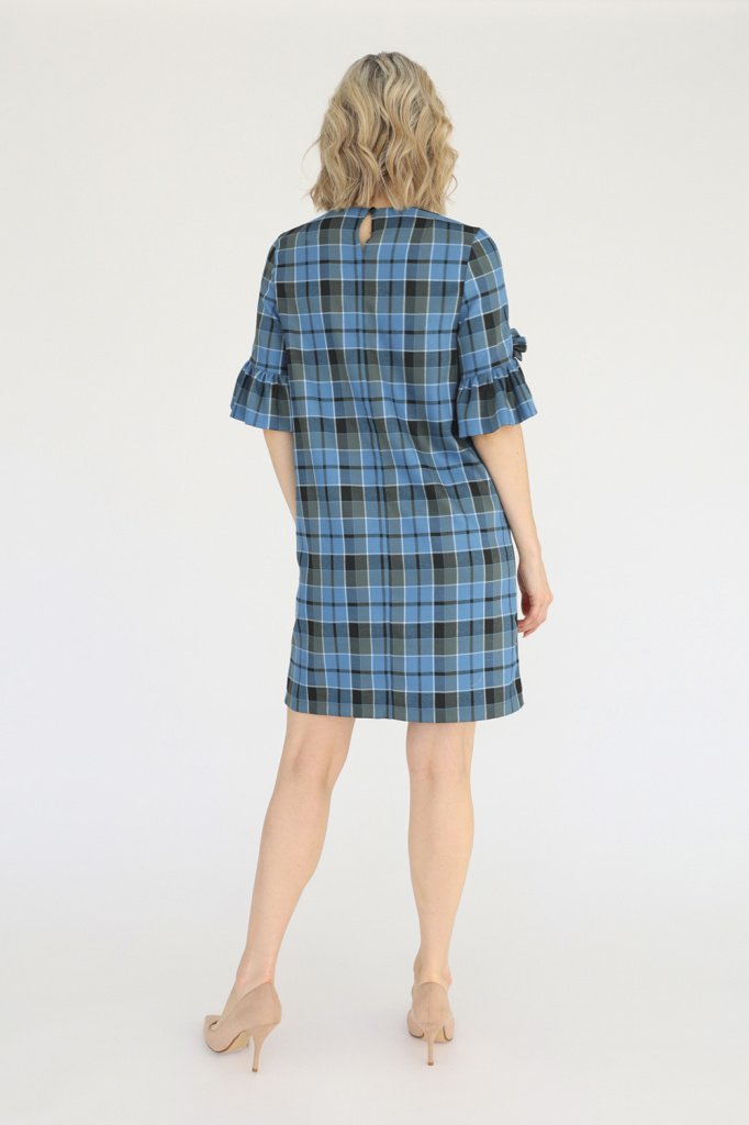 Платье прямое с воланами на рукавах