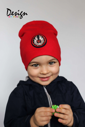 Удлиненная хлопковая шапка для мальчика «Т» (красная)