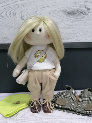 Кукла Ариша  в клетчатом пальто и джинсах. Ручки и ножки поворотные, одежда съёмная.