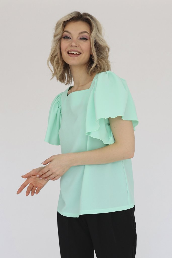 Блузка с вырезом каре