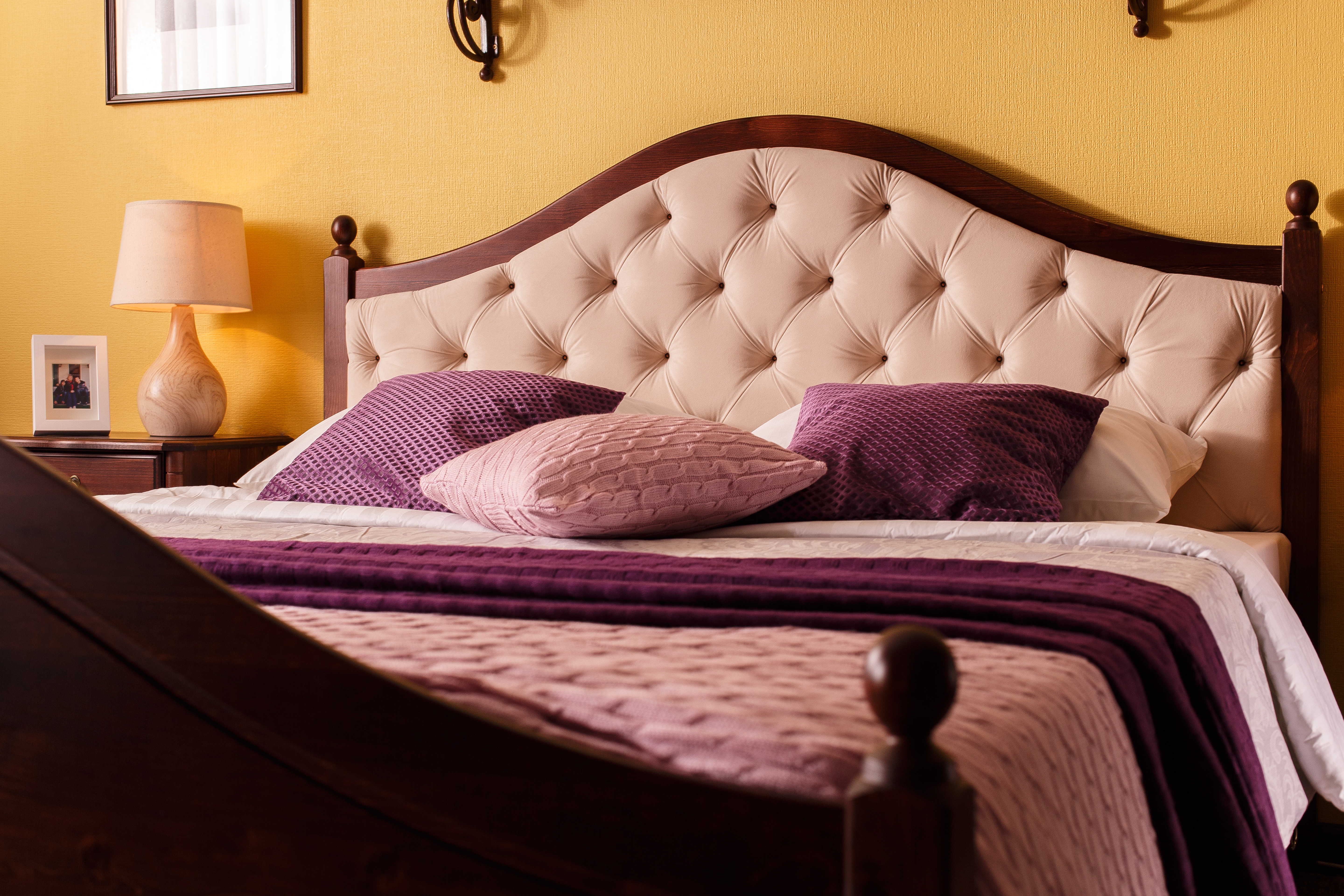 Кровати в двух цветах