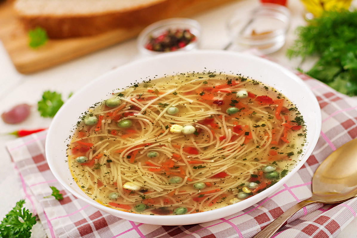 Суп с спагетти. Суп с макаронами. Суп со спагетти. Суп с вермишелькой. Куриный суп с вермишелью.