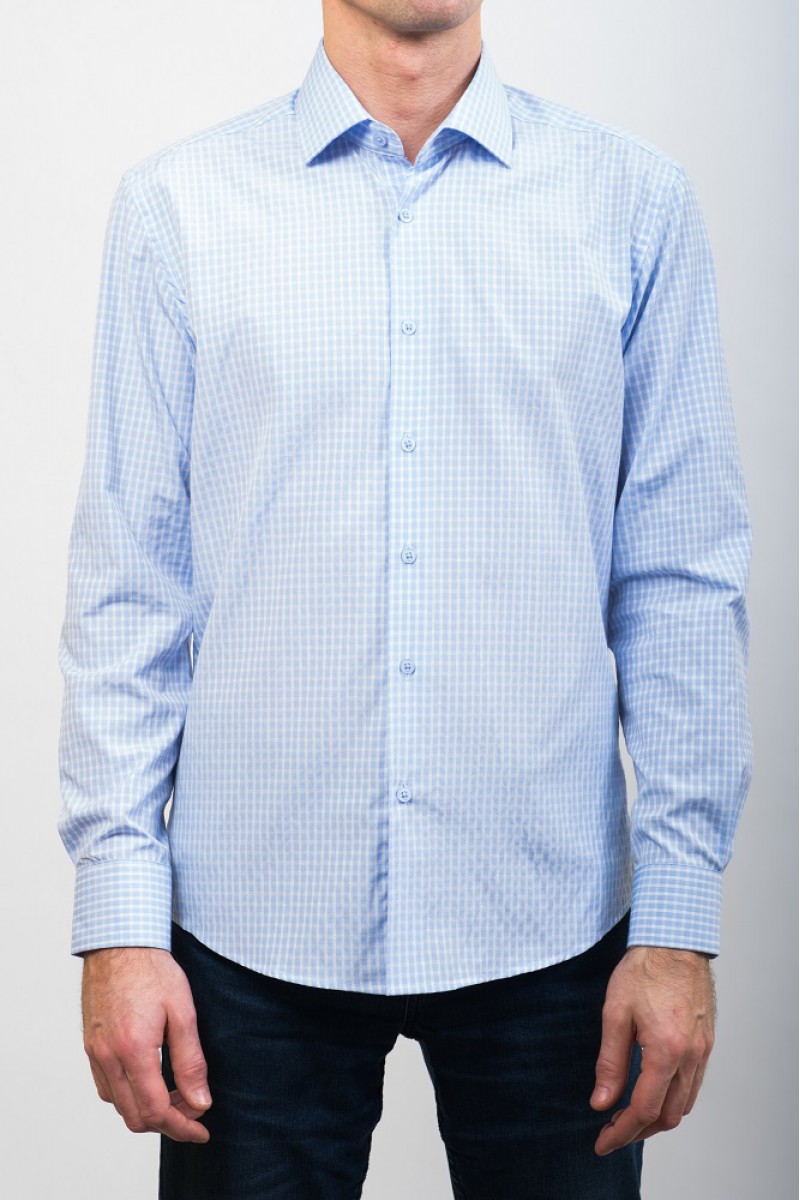 Рубашка с воротником стойкой. Мужчина в светлой рубашке. Рубашка свет сверху. Button рубашка menswear. Рубашкой верх.