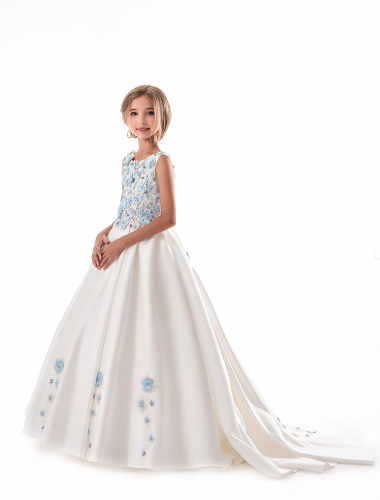 Нарядное платье для маленькой принцессы со шлейфом украшенным цветами подойдет на любой праздник
