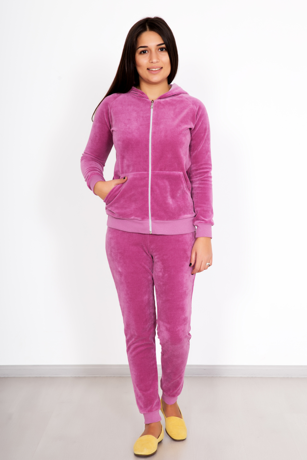 розовый велюровый костюм