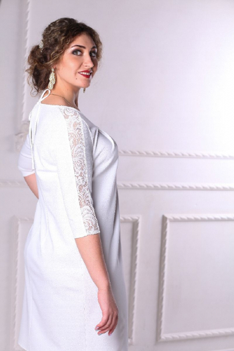Платье прямое с кружевной вставкой на рукавах белое