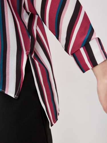 Текстильная блузка расширенного силуэта в разноцветную полоску