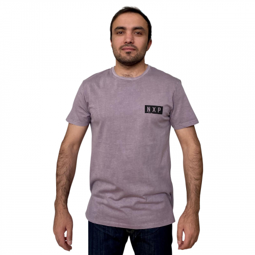 Длинная мужская футболка NXP – трендовый сливовый цвет, символичный принт, ассиметричный крой №261