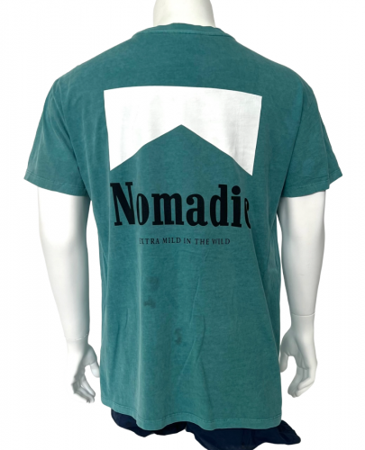 Изумрудная мужская футболка NOMADIC с оригинальным принтом  №588