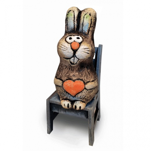 Кролик с сердцем на стуле