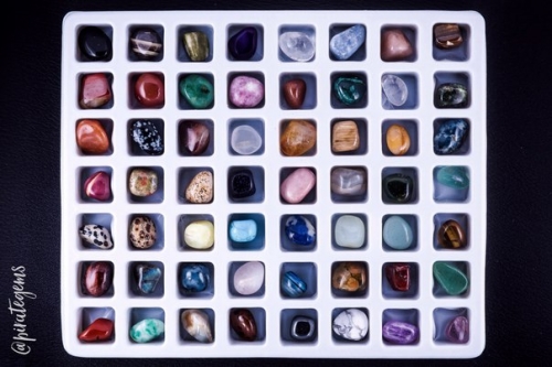 Коллекционный подарочный набор из 56 минералов в бумажной коробке 