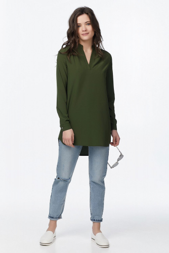 Блузка удлиненная с воротником стойкой зеленая