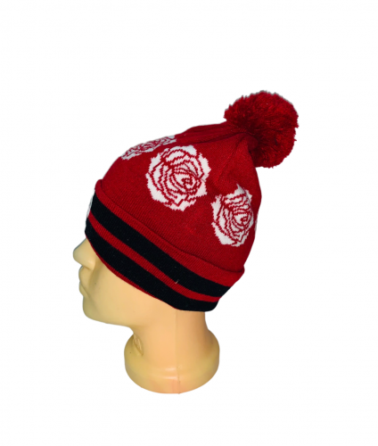 Красная шапка с белыми розами и помпоном  №193