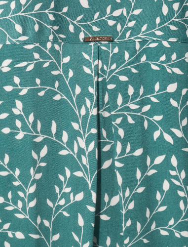 Ст.цена 1650 руб. Свободная блузка из премиальной вискозы с пуговицами из натурального перламутра_изумруд