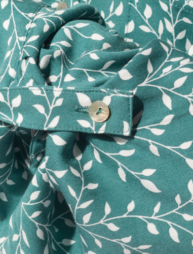 Ст.цена 1650 руб. Свободная блузка из премиальной вискозы с пуговицами из натурального перламутра_изумруд