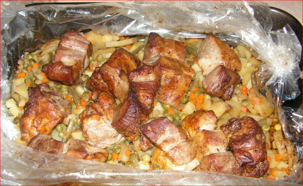 Картошка с мясом свинины в рукаве. Свинина с картошкой в рукаве. Свинина с картошкой в духовке в рукаве. Мясо с овощами в рукаве в духовке. Говядина в духовке в рукаве с овощами.