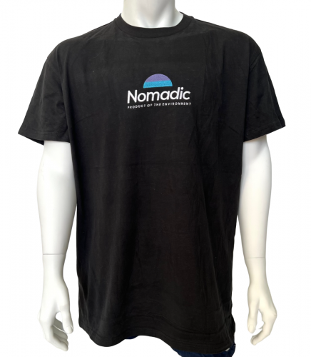 Черная мужская футболка NOMADIC с небольшим принтом на груди  №561