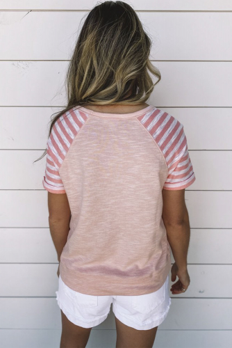 Розовая футболка с полосатыми рукавами реглан в стиле пэчворк