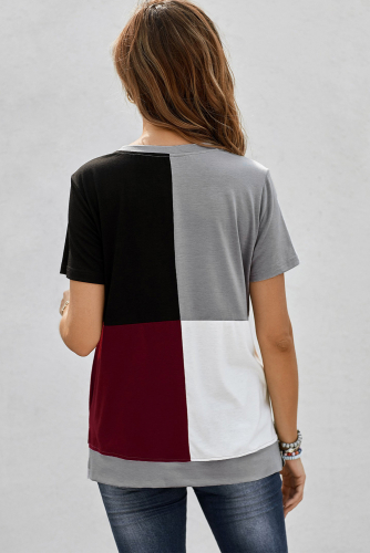 Серая футболка с боковыми разрезами с бордовыми, белыми и черными вставками