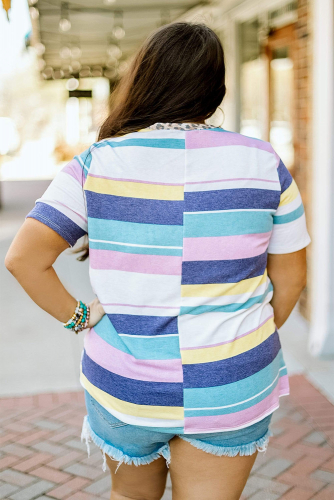 Разноцветная полосатая футболка плюс сайз с V-образным вырезом с леопардовым принтом