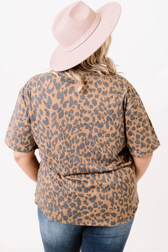 Коричневая футболка плюс сайз с леопардовым принтом и надписью: Blondie