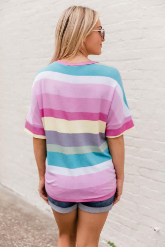 Разноцветная полосатая футболка оверсайз с узлом