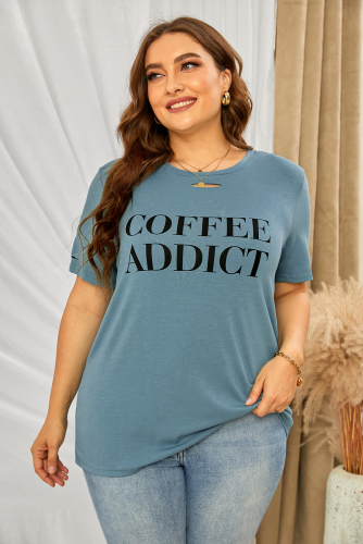 Голубая футболка плюс сайз с разрезами и надписью: COFFE ADDICT