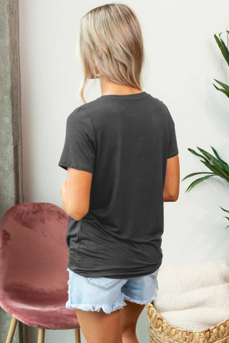 Темно-серая футболка с разноцветными полосами и узлом спереди