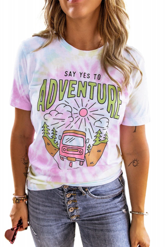 Разноцветная футболка с красочным принтом и надписью: SAY YES TO ADVENTURE