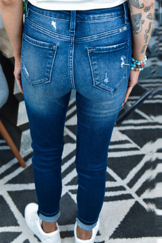 Синие рваные облегающие джинсы с потертостями