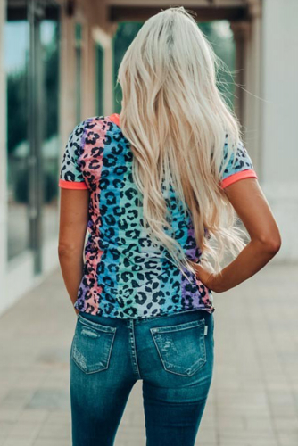 Голубая футболка с разноцветным леопардовым принтом