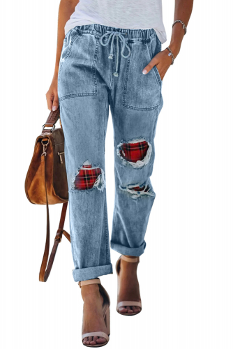 Голубые рваные джинсовые джоггеры с красными клетчатыми заплатками