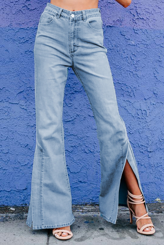 Голубые джинсы-клеш с разрезами на штанинах