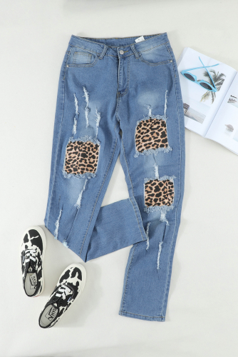 Голубые рваные джинсы с леопардовыми заплатками