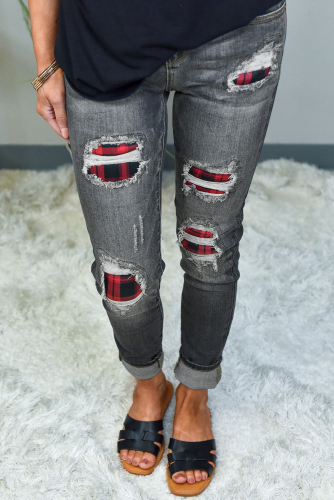 Серые джинсы с разрезами и заплатками с красным клетчатым принтом