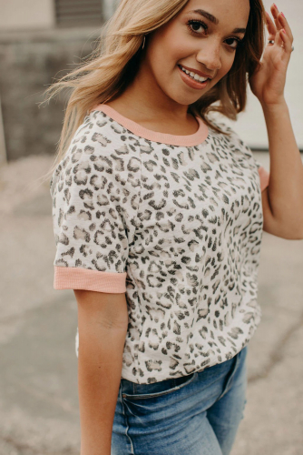 Белая футболка с леопардовым принтом и розовым вставками