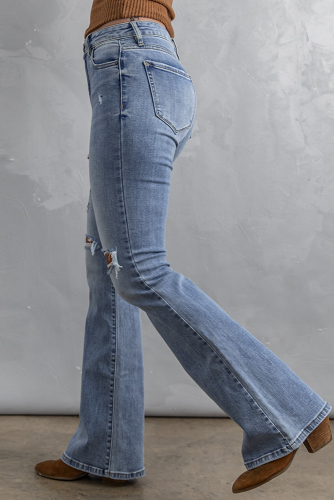 Голубые джинсы-клеш с разрезами на коленях